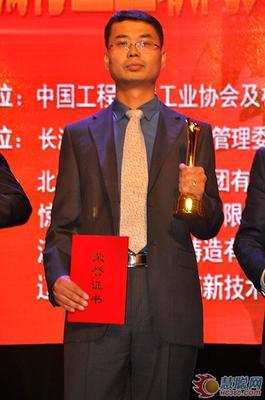 達(dá)剛路面粉料撒布車榮獲殼牌杯 CMIIC 2015明星產(chǎn)品獎-